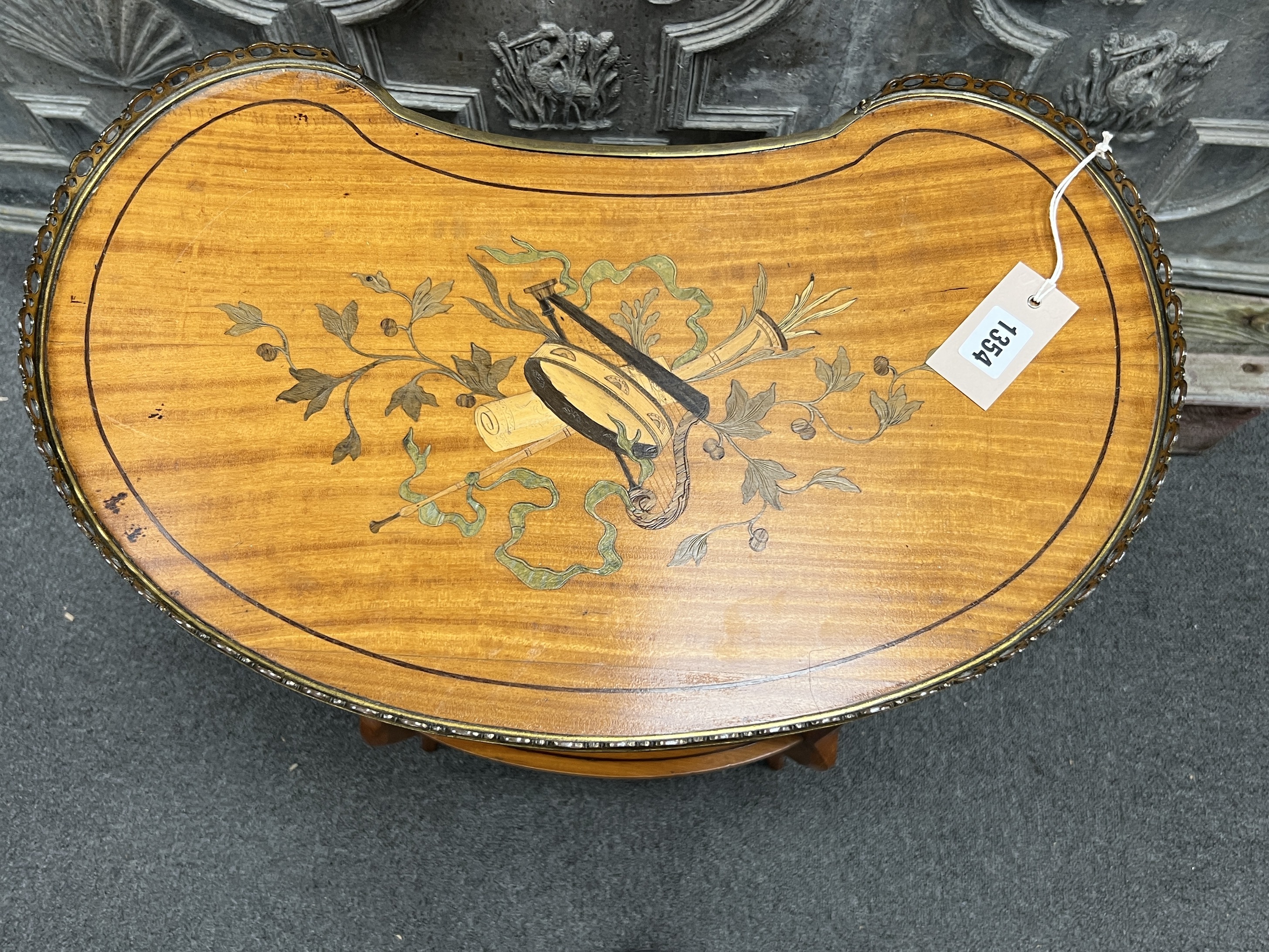 An Edwardian ormolu mounted satinwood kidney shape occasional table 53cm wide, 34cm deep, 65cm high